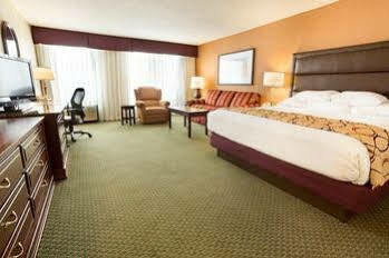 Hotel Drury & East Evansville